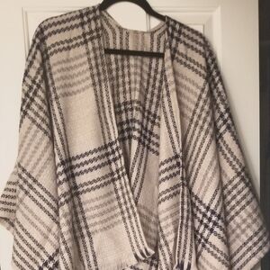 Uniqlo Poncho ,new with tag, very comfy for travelling and for cold days.